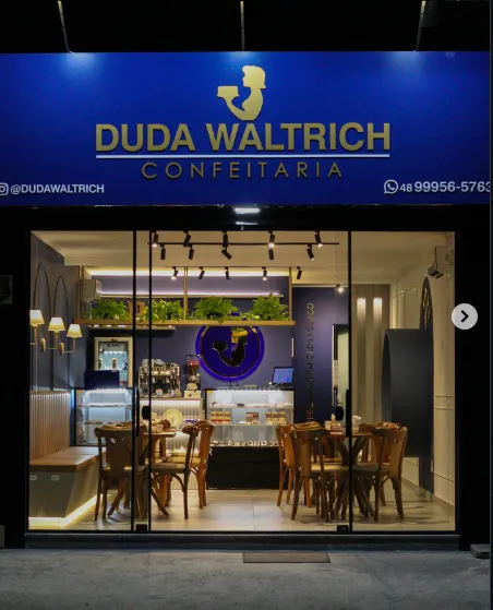 Fachada iluminada da Duda Waltrich Confeitaria